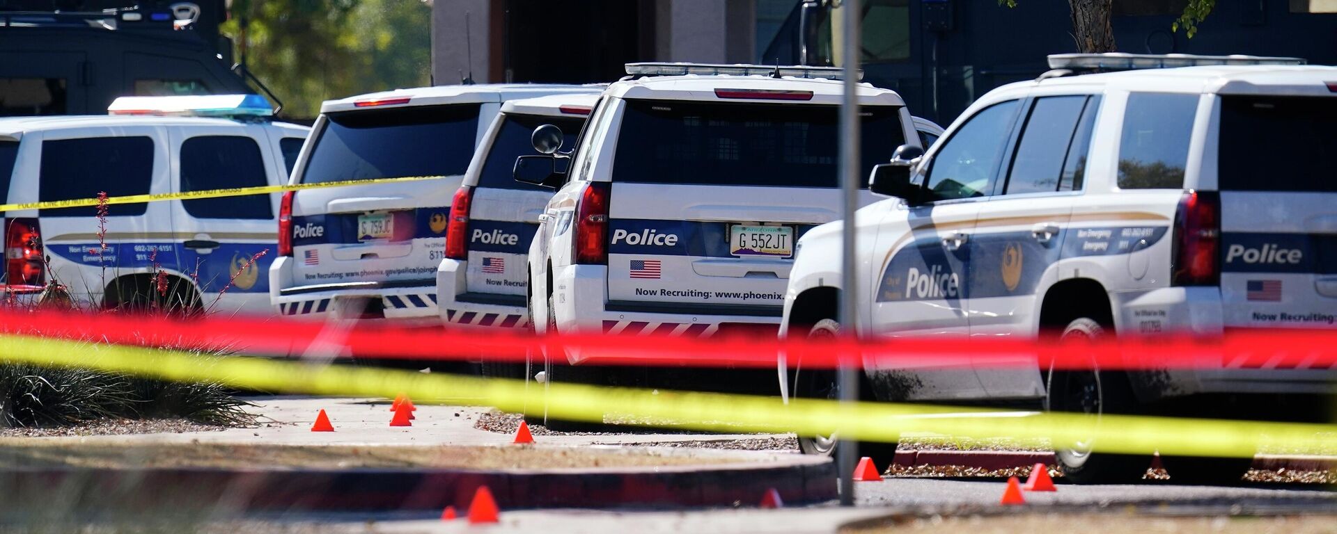 Carros de polícia cercam local onde policiais foram baleados durante tiroteio, em Phoenix, no estado norte-americano do Arizona, 11 de fevereiro de 2022 - Sputnik Brasil, 1920, 05.06.2022