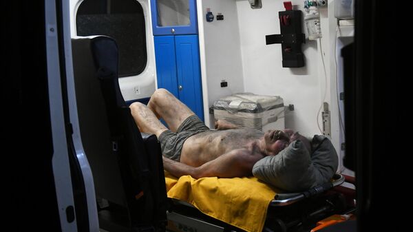Um homem ferido é atendido após um ataque de forças ucranianas na República Popular de Donetsk (RPD), 4 de junho de 2022 - Sputnik Brasil