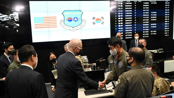 Joe Biden, presidente dos EUA, acompanhado por Yoon Suk-yeo, seu homólogo sul-coreano, aperta mãos com militar na Base Aérea Osan em Pyeongtaek, Coreia do Sul, 22 de maio de 2022 - Sputnik Brasil