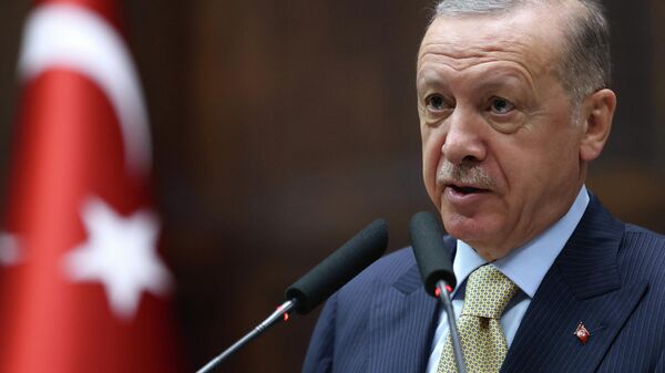 Recep Tayyip Erdogan, presidente turco, fala durante encontro parlamentar em Ancara, Turquia, 1º de junho de 2022 - Sputnik Brasil