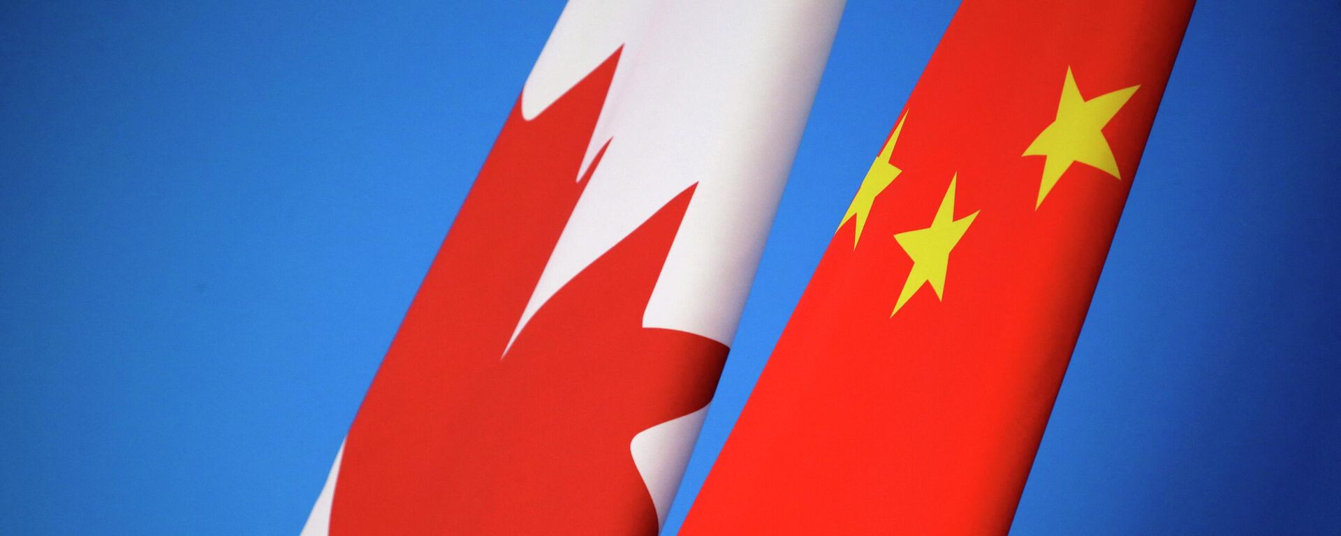As bandeiras do Canadá e da China hasteadas para o primeiro diálogo de estratégia econômica e financeira China-Canadá em Pequim, 12 de novembro de 2018 - Sputnik Brasil, 1920, 06.06.2022