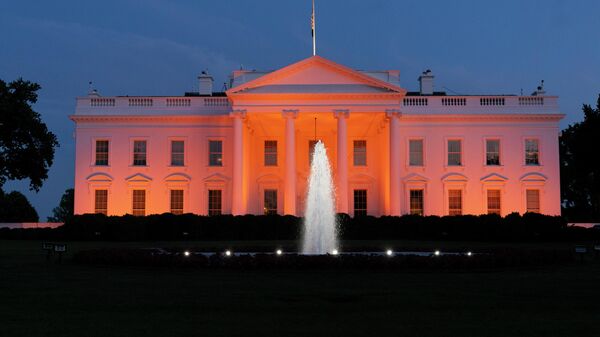 Casa Branca iluminada com luzes laranjas em honra ao Dia Nacional de Conscientização sobre a Violência com Armas, em Washington, nos EUA, em 3 de junho de 2022 (foto de arquivo) - Sputnik Brasil