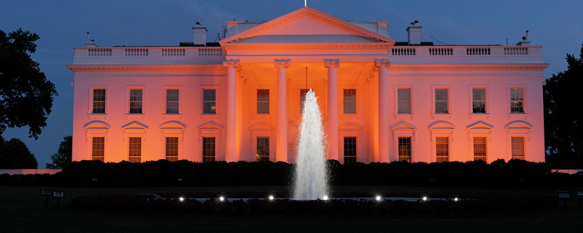 Casa Branca iluminada com luzes laranjas em honra ao Dia Nacional de Conscientização sobre a Violência com Armas, em Washington, nos EUA, em 3 de junho de 2022 - Sputnik Brasil, 1920, 10.08.2022