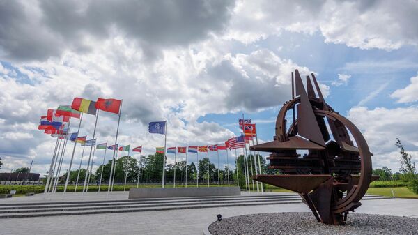 Bandeiras dos países-membros da OTAN em Bruxelas, na Bélgica (foto de arquivo) - Sputnik Brasil