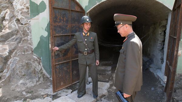 Militares junto da entrada da mina de testes nucleares Nº 4 no local de ensaio nuclear Punggye-ri, no norte da Coreia do Norte - Sputnik Brasil