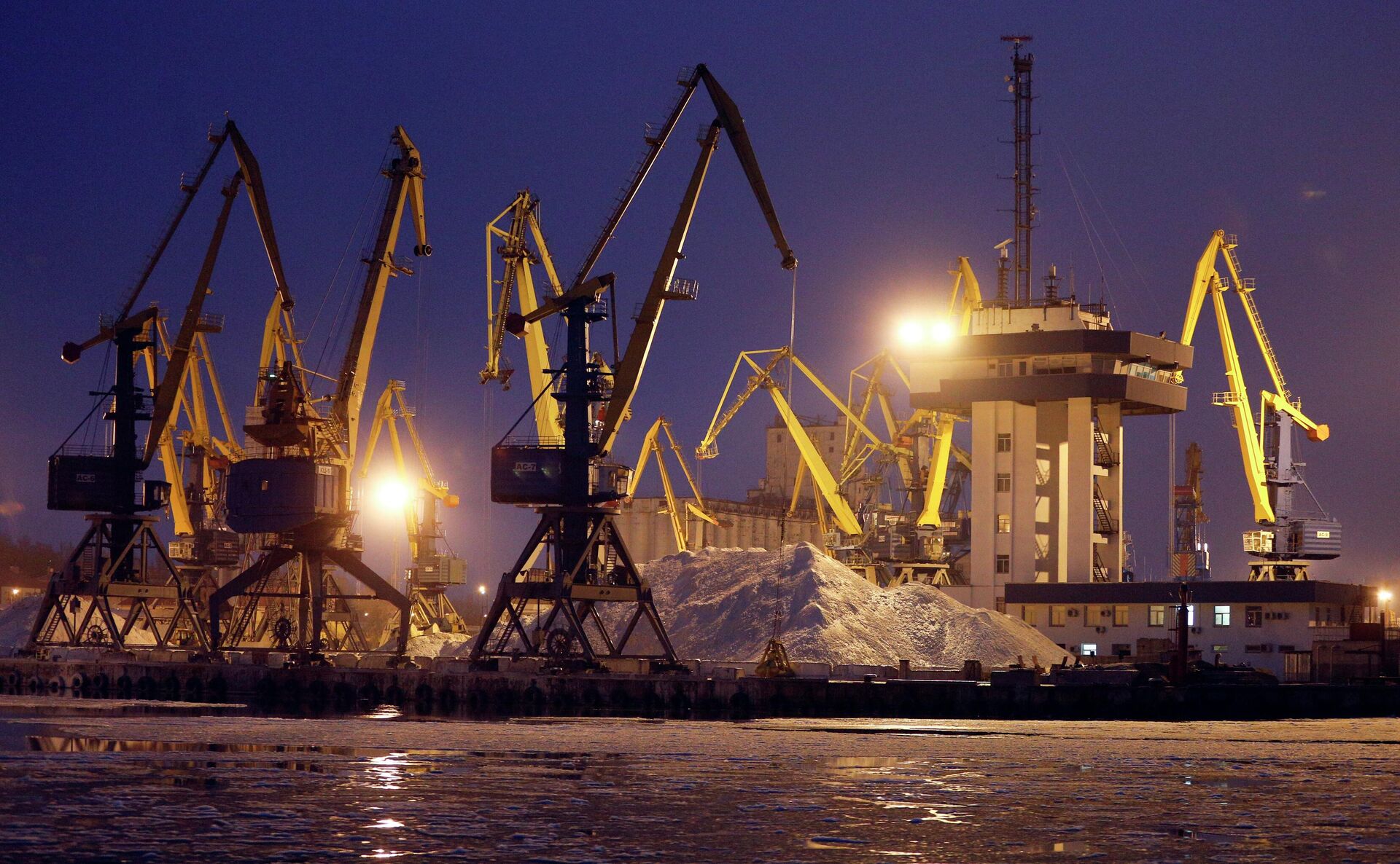 Guindastes portuários na costa sul do mar de Azov, em Mariupol, na Ucrânia, em 2 de dezembro de 2018 (foto de arquivo) - Sputnik Brasil, 1920, 24.06.2022