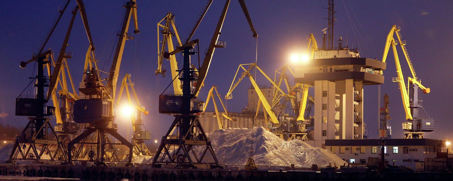 Guindastes portuários na costa sul do mar de Azov, em Mariupol, na Ucrânia, em 2 de dezembro de 2018 (foto de arquivo) - Sputnik Brasil, 1920, 05.07.2022