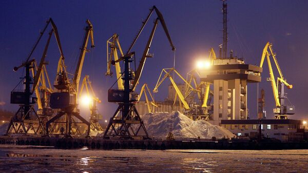 Guindastes portuários na costa sul do mar de Azov, em Mariupol, na Ucrânia, em 2 de dezembro de 2018 (foto de arquivo) - Sputnik Brasil