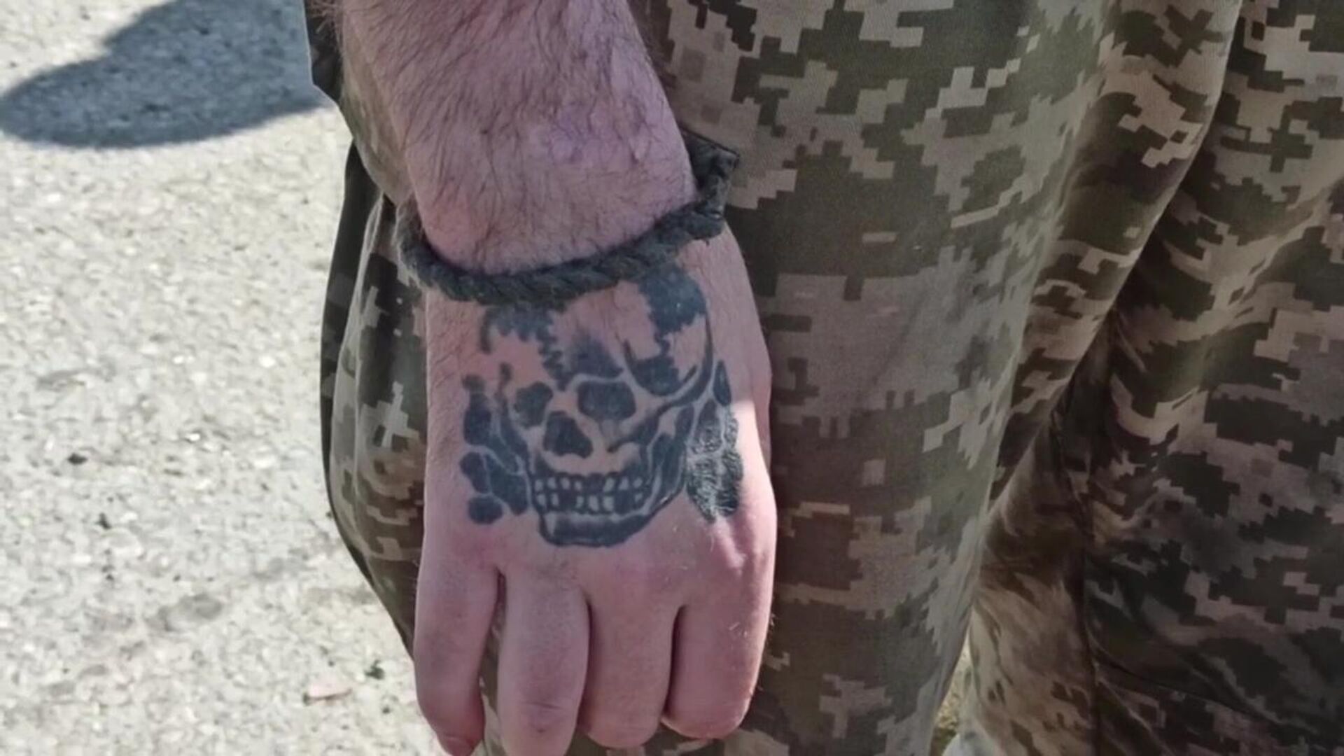Tatuagem de um dos soldados rendidos do neonazista Batalhão Azov, na planta siderúrgica de Azovstal, em Mariupol, em 20 de maio de 2022 - Sputnik Brasil, 1920, 27.10.2022