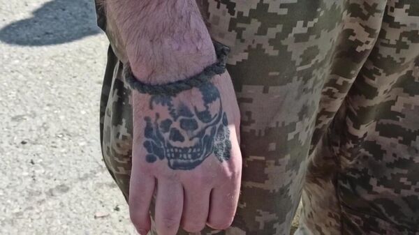 Tatuagem de um dos soldados rendidos do neonazista Batalhão Azov, na planta siderúrgica de Azovstal, em Mariupol, em 20 de maio de 2022 - Sputnik Brasil