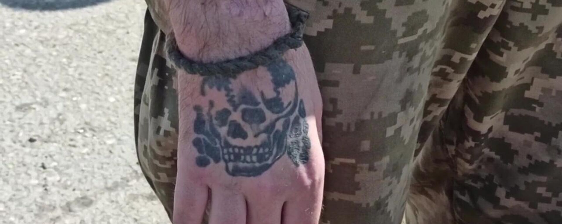 Tatuagem de um dos soldados rendidos do neonazista Batalhão Azov, na planta siderúrgica de Azovstal, em Mariupol, em 20 de maio de 2022 - Sputnik Brasil, 1920, 28.09.2023