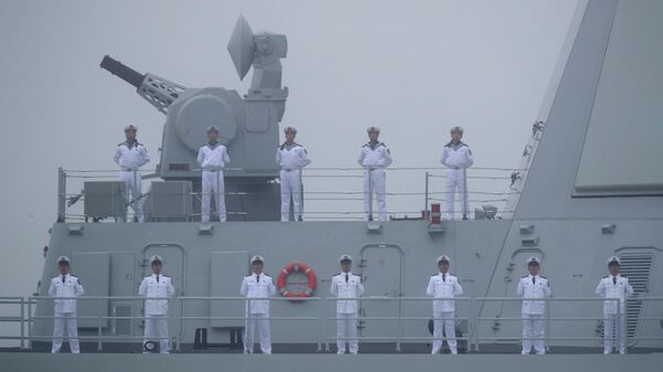 Marinheiros no convés do novo destróier de mísseis guiados Type 055 Nanchang da Marinha do Exército de Libertação Popular da China durante participação de um desfile em comemoração do 70º aniversário da fundação da Marinha da China - Sputnik Brasil