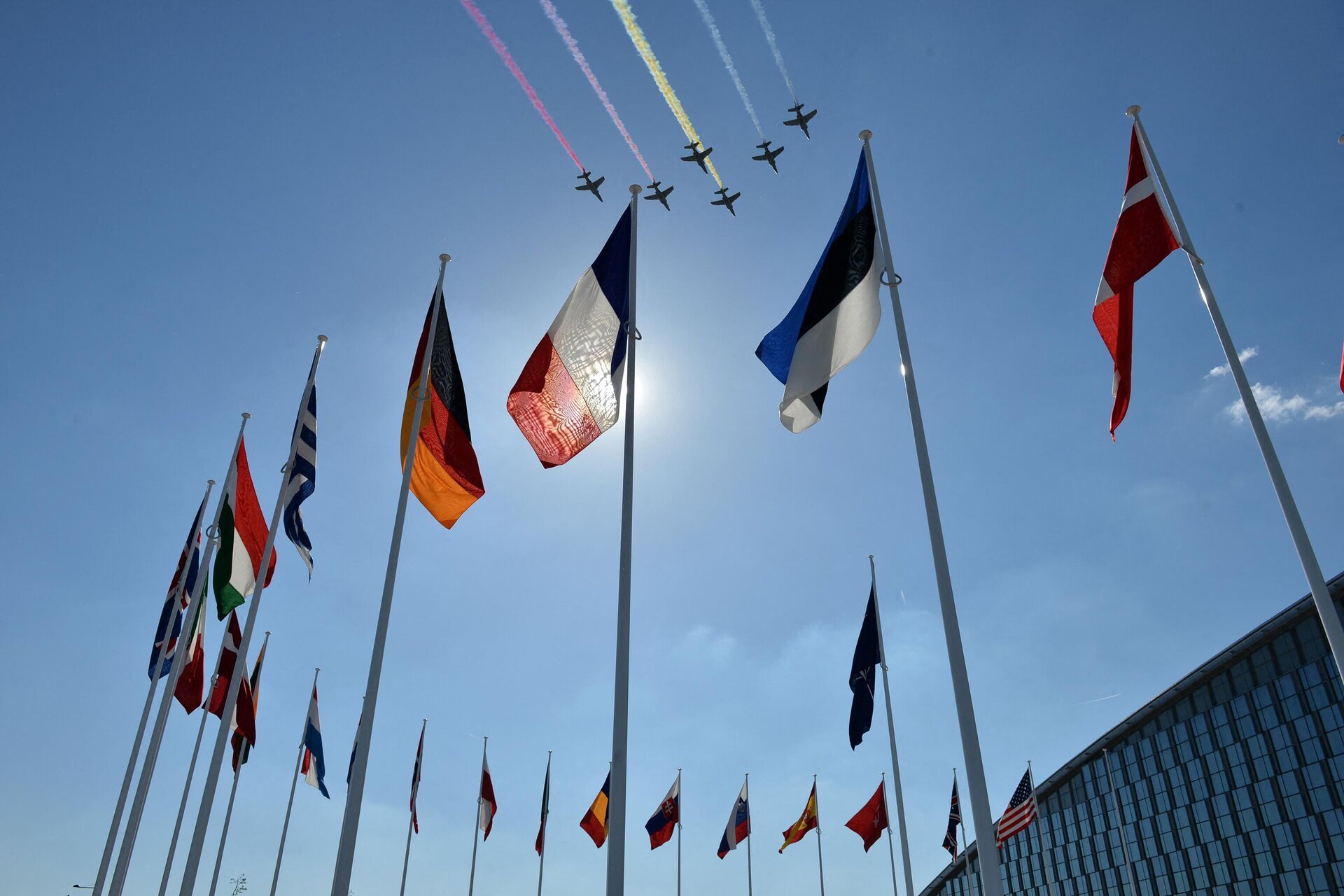 Caças sobrevoam bandeiras na sede da Organização do Tratado do Atlântico Norte (OTAN) durante a cerimônia de cúpula da aliança, Bruxelas, 25 de maio de 2017 - Sputnik Brasil, 1920, 30.06.2022