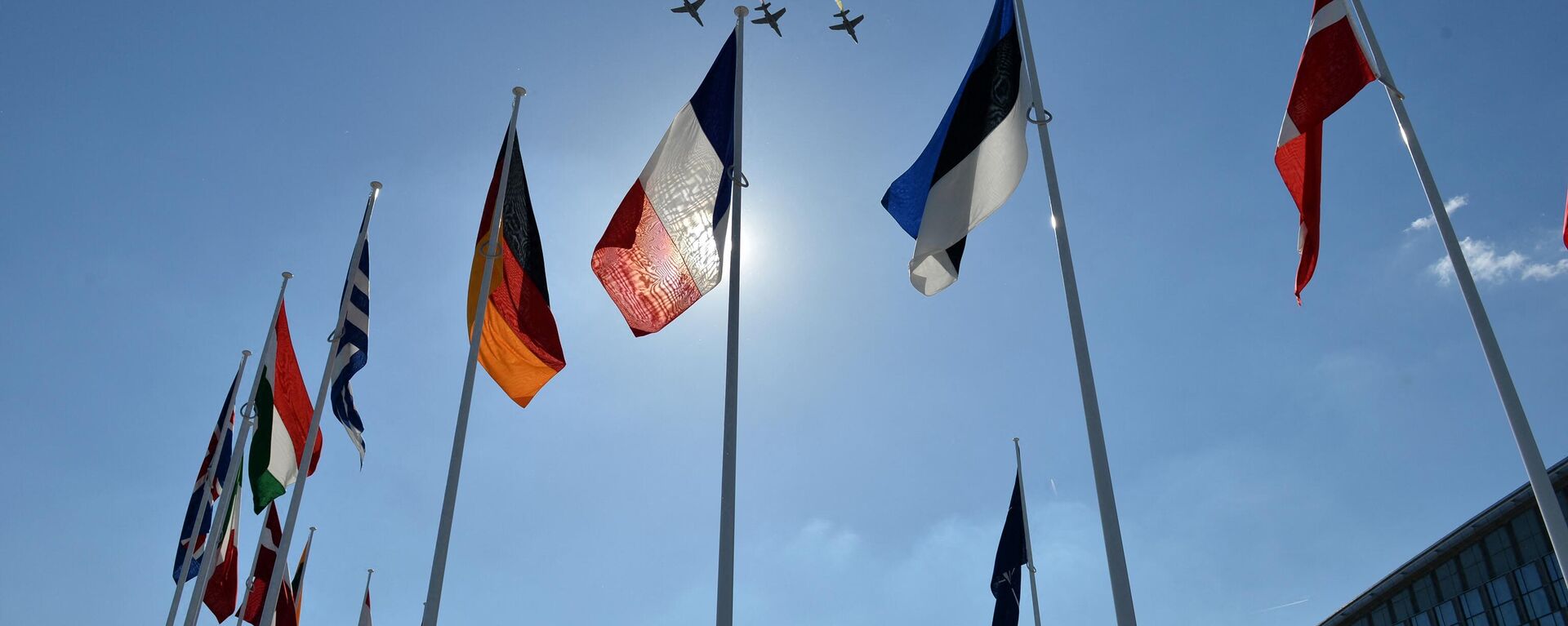 Caças sobrevoam bandeiras na sede da Organização do Tratado do Atlântico Norte (OTAN) durante a cerimônia de cúpula da aliança, Bruxelas, 25 de maio de 2017 - Sputnik Brasil, 1920, 07.06.2022