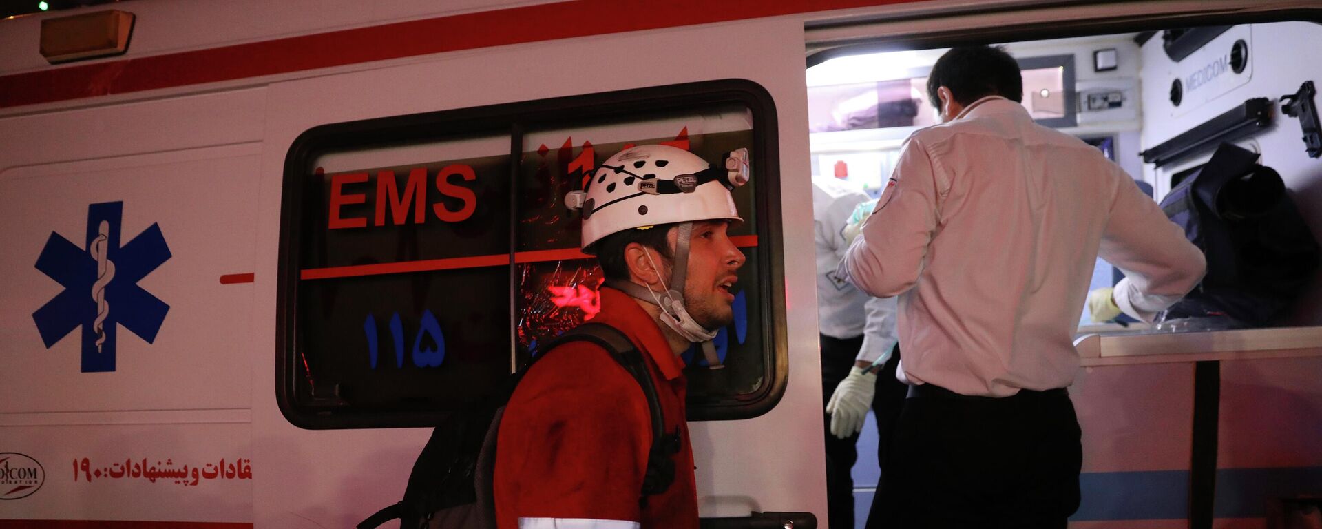 Um trabalhador de resgate aparece ao lado de uma ambulância, em Teerã, no Irã, em 1º de julho de 2020 - Sputnik Brasil, 1920, 03.01.2024