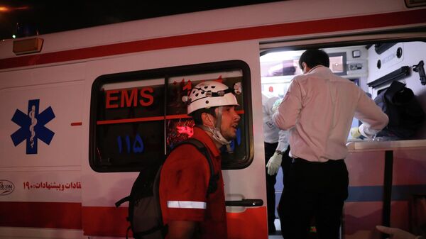 Um trabalhador de resgate aparece ao lado de uma ambulância, em Teerã, no Irã, em 1º de julho de 2020 - Sputnik Brasil