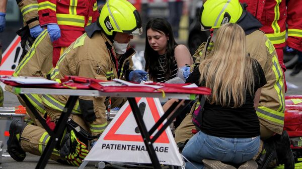 Equipes de resgate ajudam uma pessoa ferida depois que um carro colidiu com uma multidão no centro de Berlim, Alemanha, 8 de junho de 2022 - Sputnik Brasil