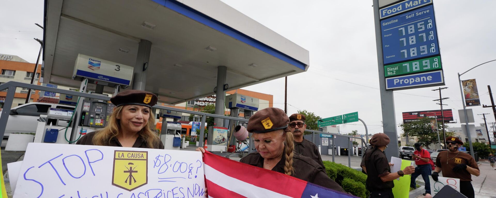 Pessoas protestam altos preços da gasolina em um posto de gasolina de Los Angeles, Califórnia, EUA, 4 de junho de 2022 - Sputnik Brasil, 1920, 08.06.2022