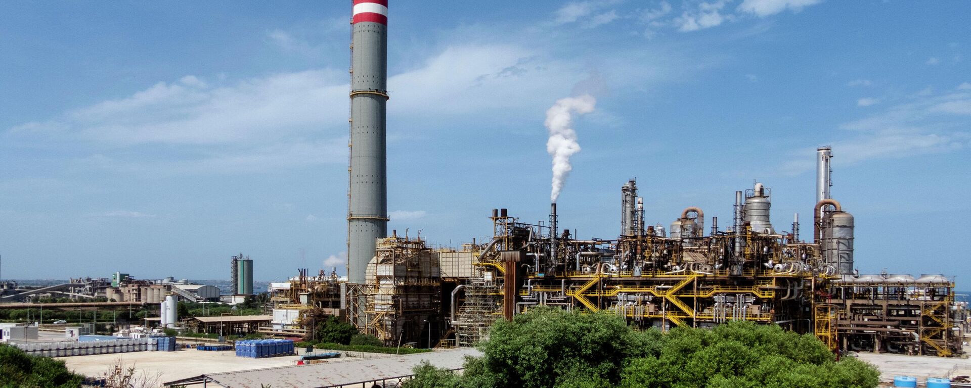 Refinaria petrolífera ISAB, pertencente à russa Lukoil, em Priolo Gargallo, Sicília, 31 de maio de 2022 - Sputnik Brasil, 1920, 08.06.2022