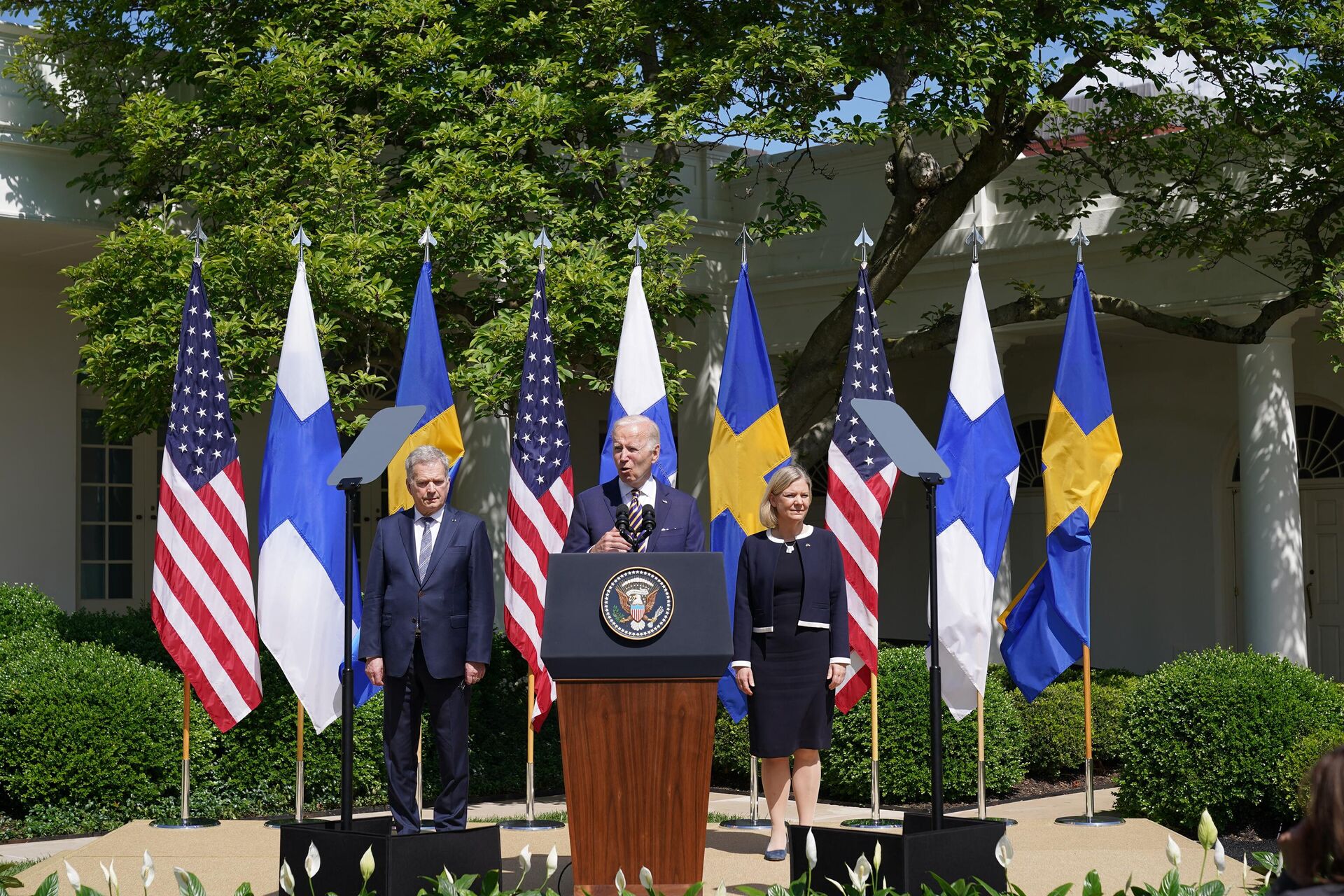 Sauli Niinisto, presidente da Finlândia (à esquerda), Joe Biden, presidente dos EUA (no centro), Magdalena Andersson, primeira-ministra da Suécia (à direita), participam de coletiva de imprensa no Rose Garden da Casa Branca em Washington, EUA, 19 de maio de 2022 - Sputnik Brasil, 1920, 29.06.2022