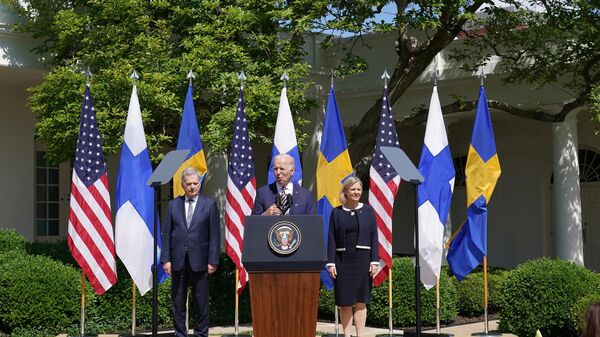 Sauli Niinisto, presidente da Finlândia (à esquerda), Joe Biden, presidente dos EUA (no centro), Magdalena Andersson, primeira-ministra da Suécia (à direita), participam de coletiva de imprensa no Rose Garden da Casa Branca em Washington, EUA, 19 de maio de 2022 - Sputnik Brasil