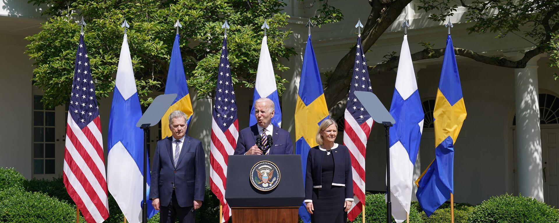 Sauli Niinisto, presidente da Finlândia (à esquerda), Joe Biden, presidente dos EUA (no centro), Magdalena Andersson, primeira-ministra da Suécia (à direita), participam de coletiva de imprensa no Rose Garden da Casa Branca em Washington, EUA, 19 de maio de 2022 - Sputnik Brasil, 1920, 15.06.2022