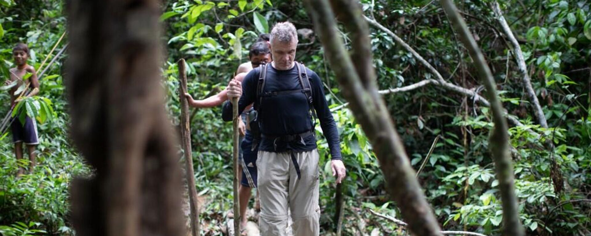 Colaborador do jornal The Guardian, jornalista britânico Dom Phillips percorre a Amazônia em 16 de novembro de 2019 (foto de arquivo) - Sputnik Brasil, 1920, 20.06.2022