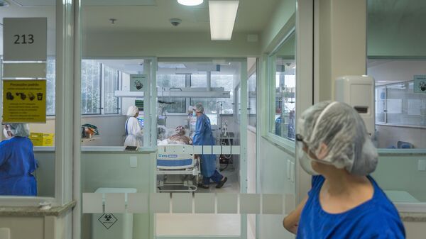 Profissionais de saúde trabalham em UTI do hospital Emílio Ribas, em São Paulo, Brasil, 5 de junho de 2020 - Sputnik Brasil