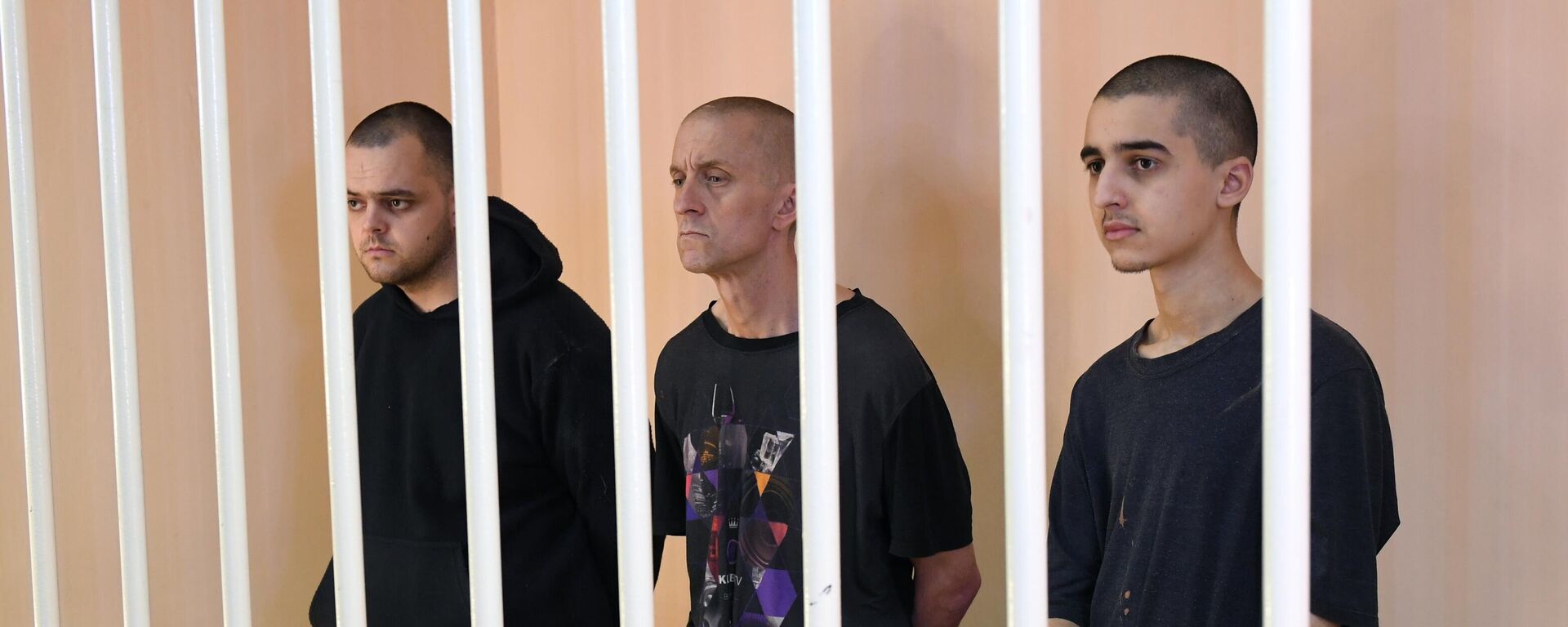 Mercenários estrangeiros Shaun Pinner, Aiden Aslin e Saadoun Bragim no tribunal em Donetsk - Sputnik Brasil, 1920, 16.06.2022