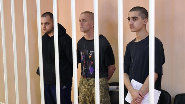 Mercenários estrangeiros Shaun Pinner, Aiden Aslin e Saadoun Bragim em tribunal em Donetsk - Sputnik Brasil