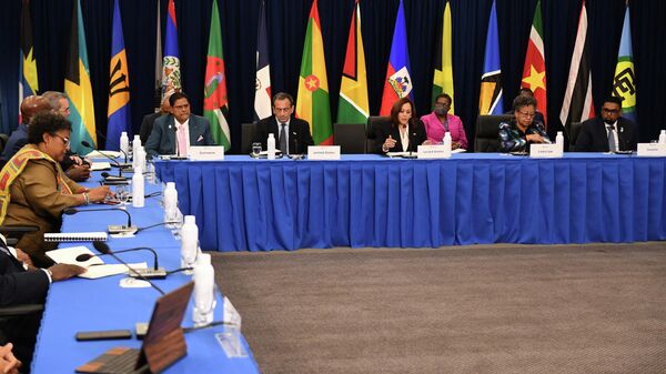 A vice-presidente dos EUA Kamala Harris (C) participa de uma reunião com líderes do Caribe durante a 9ª Cúpula das Américas em Los Angeles, Califórnia, 9 de junho de 2022 - Sputnik Brasil