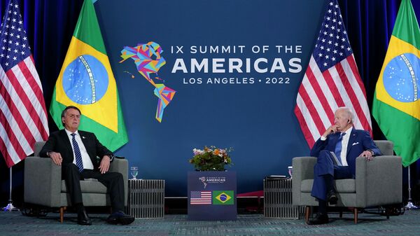 O presidente brasileiro, Jair Bolsonaro, à esquerda, se encontra com o presidente Joe Biden, dos EUA, durante a Cúpula das Américas, em 9 de junho de 2022, em Los Angeles - Sputnik Brasil