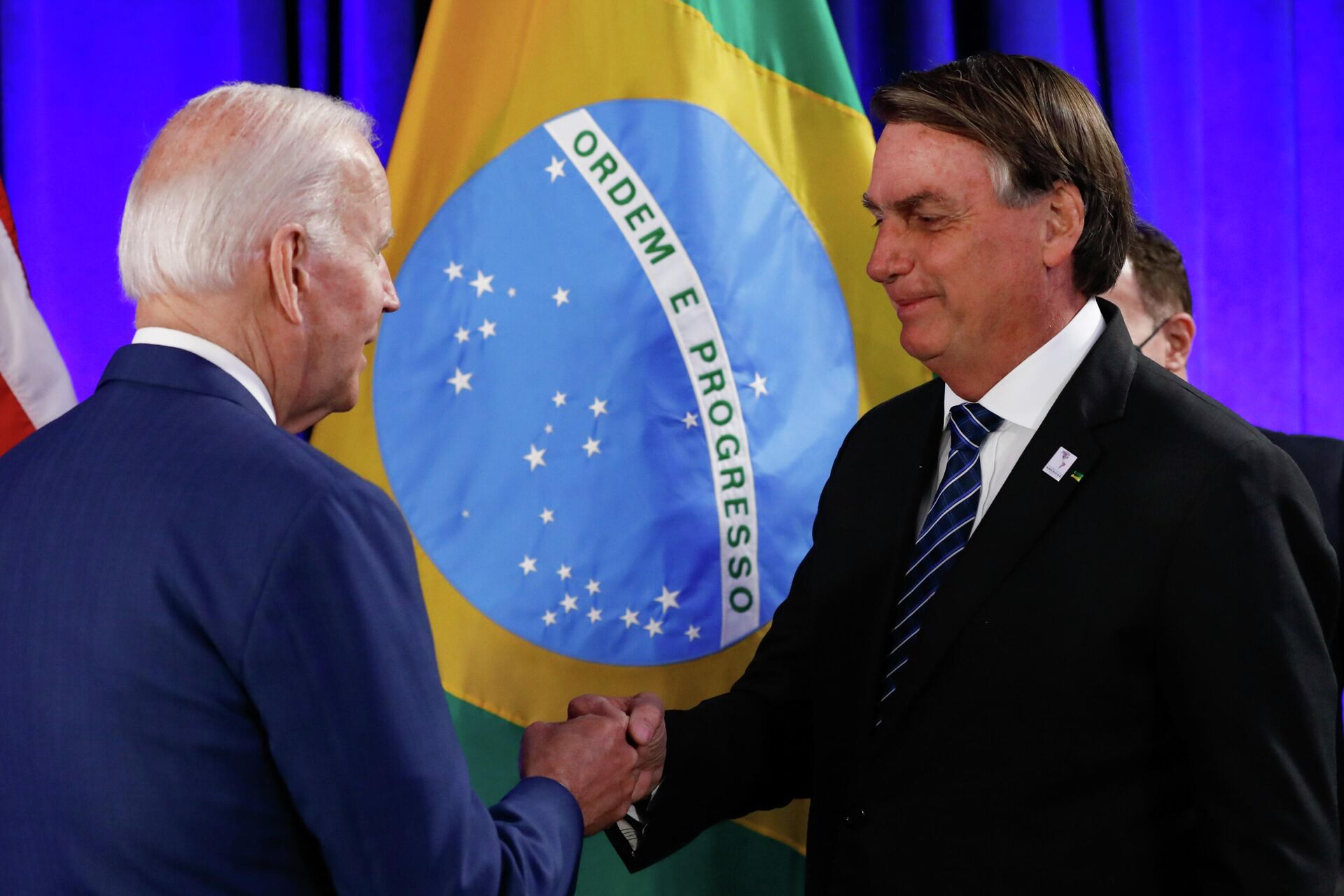 O então presidente do Brasil, Jair Bolsonaro, durante encontro com o presidente dos Estados Unidos, Joe Biden. Flórida, EUA, 9 de junho de 2022 - Sputnik Brasil, 1920, 22.06.2022