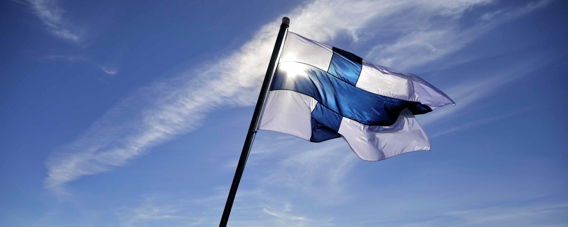 Bandeira da Finlândia tremula a bordo do quebra-gelo finlandês MSV Nordica, na chegada a Nuuk, capital da Groenlândia - Sputnik Brasil, 1920, 25.01.2024