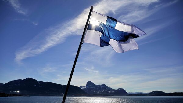 Bandeira da Finlândia tremula a bordo do quebra-gelo finlandês MSV Nordica, em chegada a Nuuk, capital da Groenlândia - Sputnik Brasil