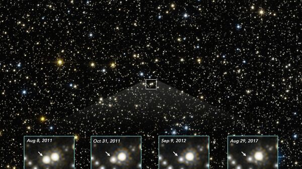 Nos detalhes, da esquerda para a direita, é possível observar a mudança no brilho de uma estrela causada pela passagem de um buraco negro à sua frente - Sputnik Brasil
