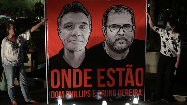 Funcionários da Fundação Nacional do Índio protestam pelo desaparecimento do jornalista britânico Dom Phillips e do especialista em assuntos indígenas brasileiros Bruno Pereira, em Brasília, em 9 de junho de 2022 - Sputnik Brasil