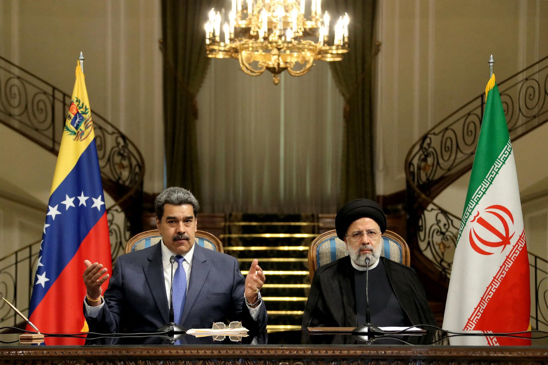 Uma foto fornecida pela presidência iraniana mostra o presidente do Irã Ebrahim Raisi (D) e o presidente da Venezuela, Nicolás Maduro (E), fazendo uma declaração conjunta após sua reunião na capital Teerã em 11 de junho de 2022 - Sputnik Brasil, 1920, 11.06.2022