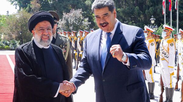 Uma foto fornecida pela presidência iraniana mostra o presidente do Irã Ebrahim Raisi (D) e o presidente da Venezuela, Nicolás Maduro (E), fazendo uma declaração conjunta após sua reunião na capital Teerã em 11 de junho de 2022 - Sputnik Brasil