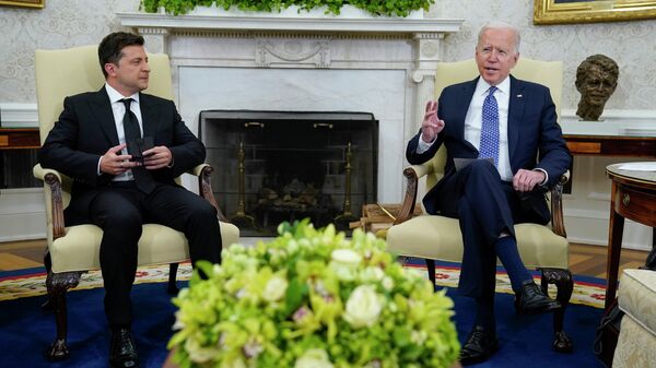 O presidente Joe Biden se encontra com o presidente ucraniano Volodymyr Zelenskyy no Salão Oval da Casa Branca, quarta-feira, 1º de setembro de 2021, em Washington - Sputnik Brasil