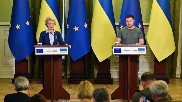 O presidente ucraniano, Vladirmir Zelensky, e a presidente da Comissão Europeia, Ursula von der Leyen, fazem declarações após suas conversas em Kiev em 11 de junho de 202 - Sputnik Brasil