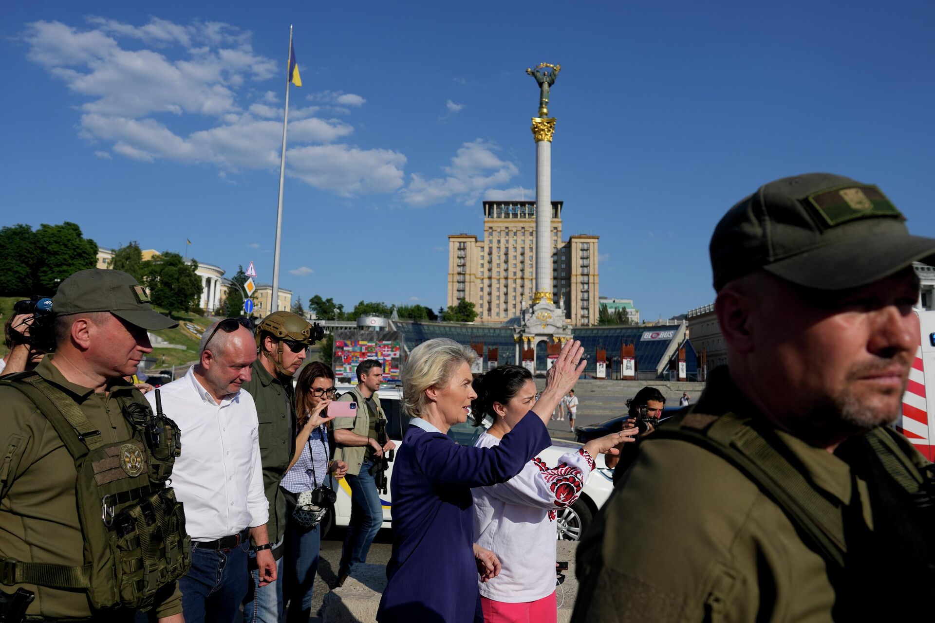 A presidente da Comissão Europeia, Ursula von der Leyen, ao centro, visita a praça Maidan em Kyiv, Ucrânia, sábado, 11 de junho de 2022 - Sputnik Brasil, 1920, 11.06.2022