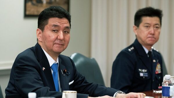 O ministro da Defesa do Japão, Nobuo Kishi, à esquerda, faz uma pausa durante uma reunião com o secretário de Defesa Lloyd Austin no Pentágono, 4 de maio de 2022 - Sputnik Brasil