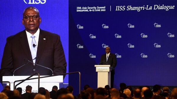 Lloyd Austin, secretário de Defesa dos EUA, fala durante cúpula do Diálogo Shangri-La em Cingapura, 11 de junho de 2022 - Sputnik Brasil