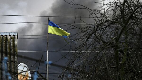 Bandeira da Ucrânia ondulando em Stoyanka, a oeste de Kiev, 4 de março de 2022 - Sputnik Brasil