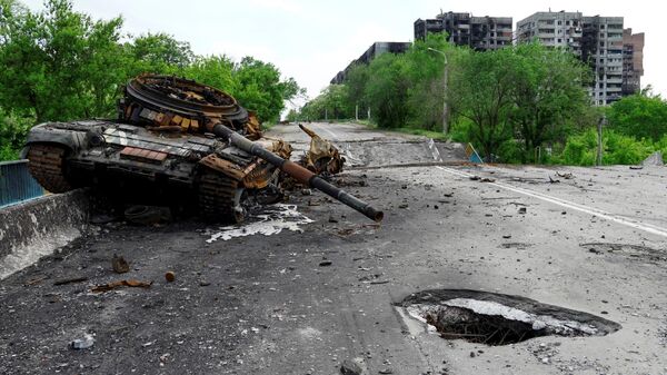 Um tanque destruído retratado em Mariupol, 30 de maio de 2022 - Sputnik Brasil
