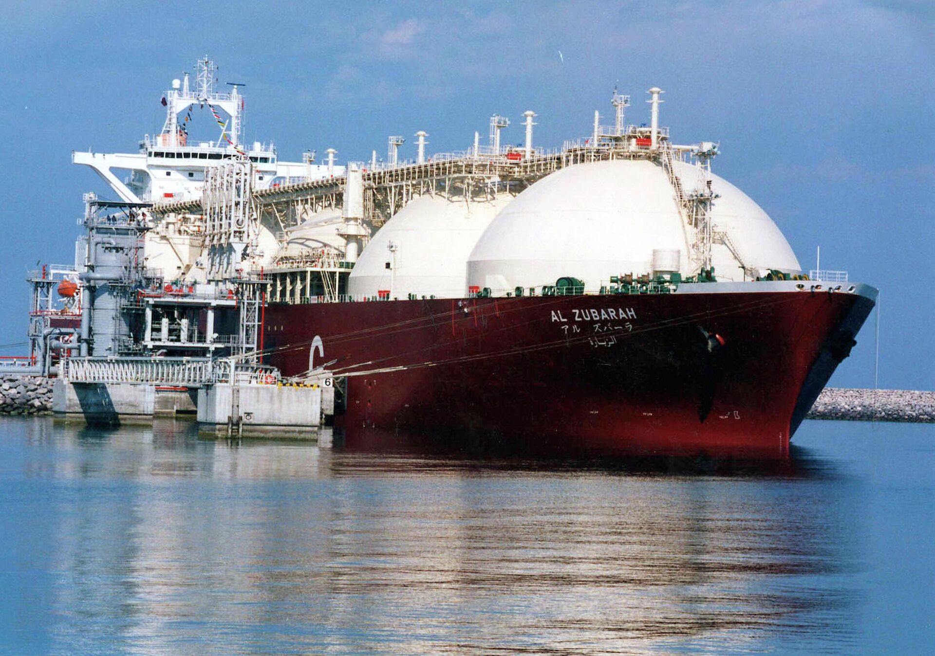 Um navio-tanque de gás natural liquefeito (GNL) do Catar é carregado em no poro de Raslaffans, no norte do país - Sputnik Brasil, 1920, 01.07.2022
