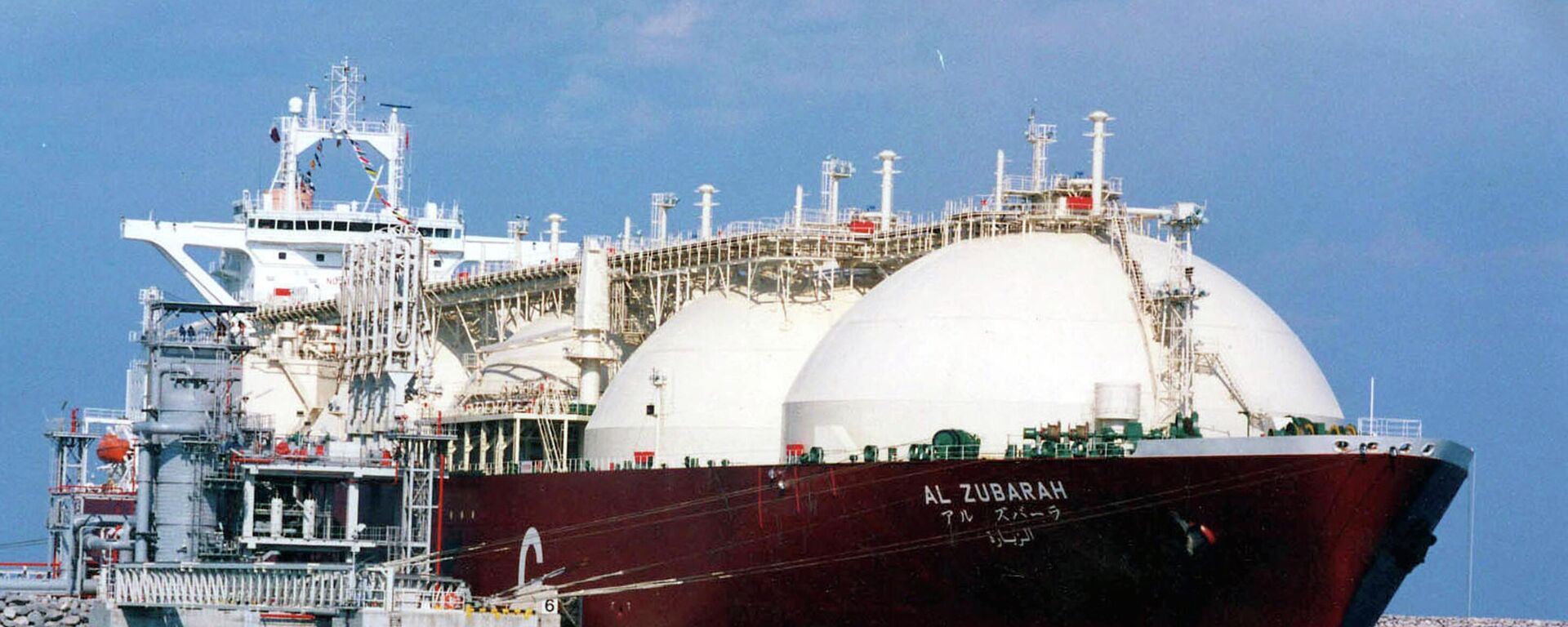 Um navio-tanque de gás natural liquefeito (GNL) do Catar é carregado em no poro de Raslaffans, no norte do país - Sputnik Brasil, 1920, 07.09.2022