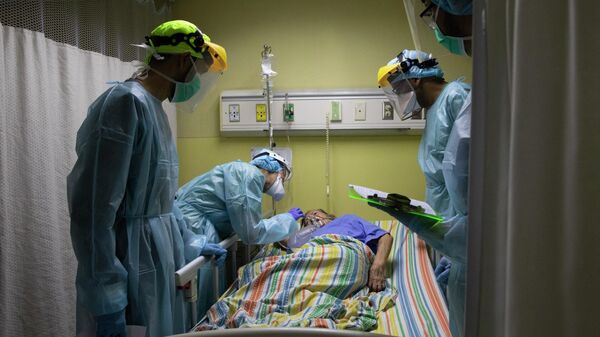 Médicos atendem um paciente em uma UTI de Caracas durante a pandemia da COVID-19, Venezuela, 22 de setembro de 2020 - Sputnik Brasil