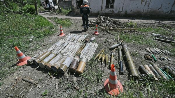 Munições encontradas por funcionários do Ministério para Situações de Emergência da Rússia durante trabalho em escombros de casas de Mariupol, na República Popular de Donetsk (RPD) - Sputnik Brasil